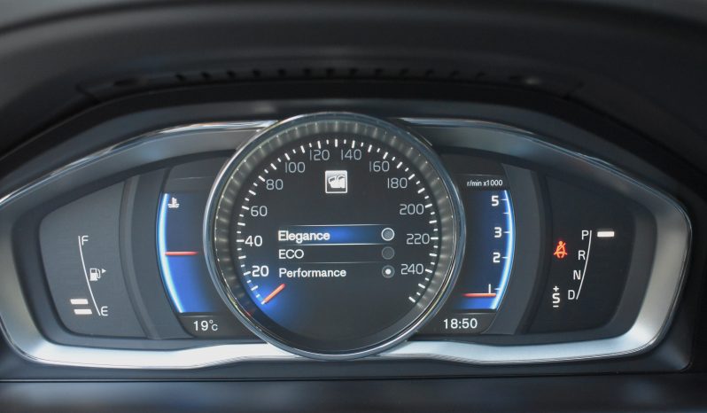 Tikko ievests. Volvo Xc60 2.4 D5 R Design 2.4D5 (158Kw-215 Z/s) 4×4 AWD Dīzelis ar automātisko ātrumkārbu. full