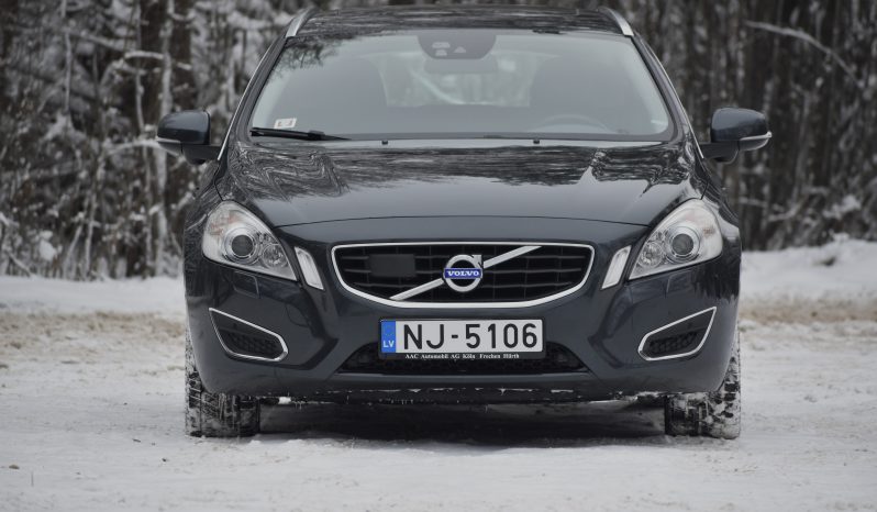 Tikko ievests. Volvo V60 2.4 D5 Summum 2.4D5 (158Kw-215 Z/s) Dīzelis ar automātisko ātrumkārbu. full