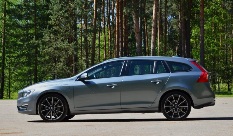 Tikko ievests. Volvo. V60 Plug-In Hybrid Summum. 2.4D6 (162kw -220z/s diesel + 50Kw-68z/s Electro= 288z/s) Awd pilnpiedziņa. full