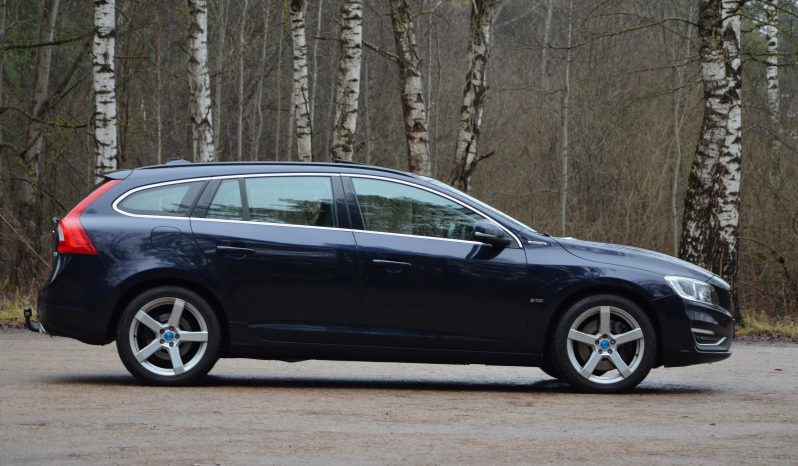 Tikko ievests. Volvo. V60 Plug-In Hybrid Summum. 2.4D6 (162kw -220z/s diesel + 50Kw-68z/s Electro= 288z/s) Awd pilnpiedziņa. full