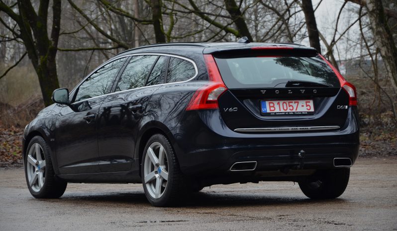 Tikko ievests. Volvo. V60 Plug-In Hybrid Summum. 2.4D6 (162kw -220z/s diesel + 50Kw-68z/s Electro= 288z/s) Awd pilnpiedziņa. full