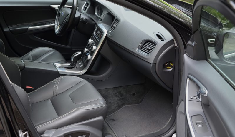Tikko ievests 2016. Gada modelis. Volvo. V60 Plug-In Hybrid Summum. 2.4D6 (162kw -220z/s diesel + 50Kw-68z/s Electro= 288z/s) Awd pilnpiedziņa. full