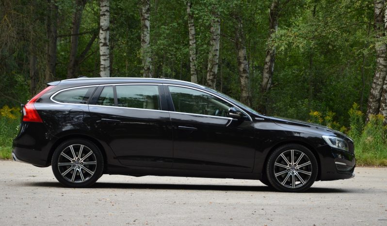 Tikko ievests. 2014. Gada modelis. Volvo. V60 Plug-In Hybrid Summum. 2.4D6 (158kw -215z/s diesel + 50Kw-68z/s Electro= 283z/s) Awd pilnpiedziņa. full