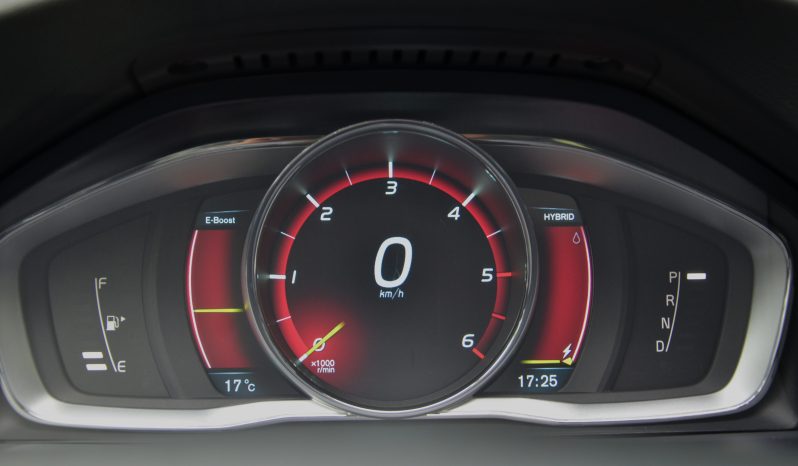 Tikko ievests. 2014. Gada modelis. Volvo. V60 Plug-In Hybrid Summum. 2.4D6 (158kw -215z/s diesel + 50Kw-68z/s Electro= 283z/s) Awd pilnpiedziņa. full