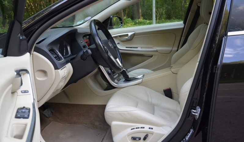 Tikko ievests. 2014. Gada modelis. Volvo. V60 Plug-In Hybrid Summum. 2.4D6 (158kw -215z/s diesel + 50Kw-68z/s Electro= 283z/s) Awd pilnpiedziņa. full
