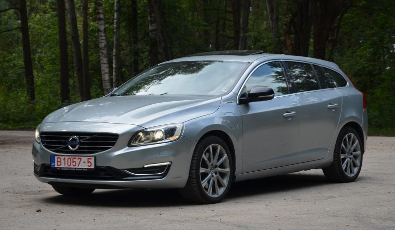 Tikko ievests. 2014. Gada modelis. Volvo. V60 Plug-In Hybrid Summum. 2.4D6 (158kw -215z/s diesel + 50Kw-68z/s Electro= 283z/s) Awd pilnpiedziņa. full