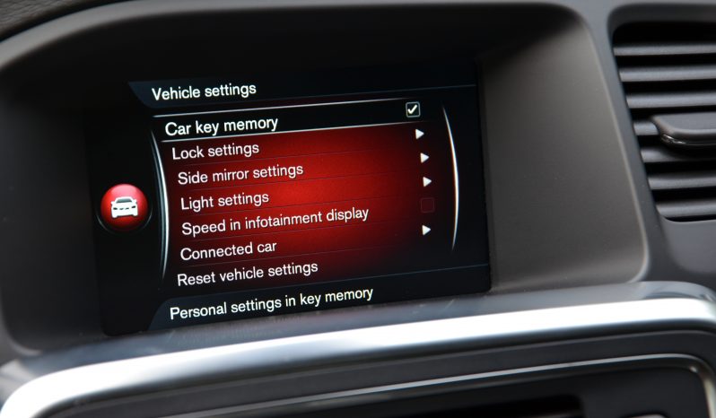 Tikko ievests. 2014. Gada modelis. Volvo. V60 Plug-In Hybrid Summum. 2.4D6 (158kw -215z/s diesel + 50Kw-68z/s Electro= 283z/s) Awd pilnpiedziņa. full