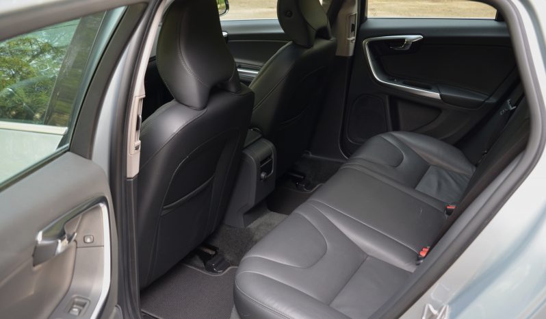 Tikko ievests. 2014. Gada modelis. Volvo. V60 Plug-In Hybrid Summum. 2.4D6 (158kw -215z/s diesel + 50Kw-68z/s Electro= 283z/s) Awd pilnpiedziņa. full