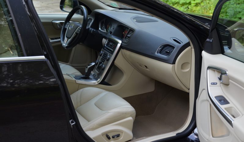 Tikko ievests. 2014. Gada modelis. Volvo. V60 Plug-In Hybrid Summum. 2.4D6 (158kw -215z/s diesel + 50Kw-68z/s Electro= 283z/s) Awd pilnpiedziņa. full