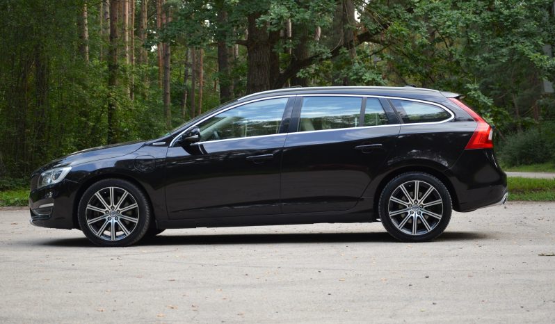 Tikko ievests. 2014. Gada modelis. Volvo. V60 Plug-In Hybrid Summum. 2.4D6 (158kw -215z/s diesel + 50Kw-68z/s Electro= 283z/s) Awd pilnpiedziņa. full