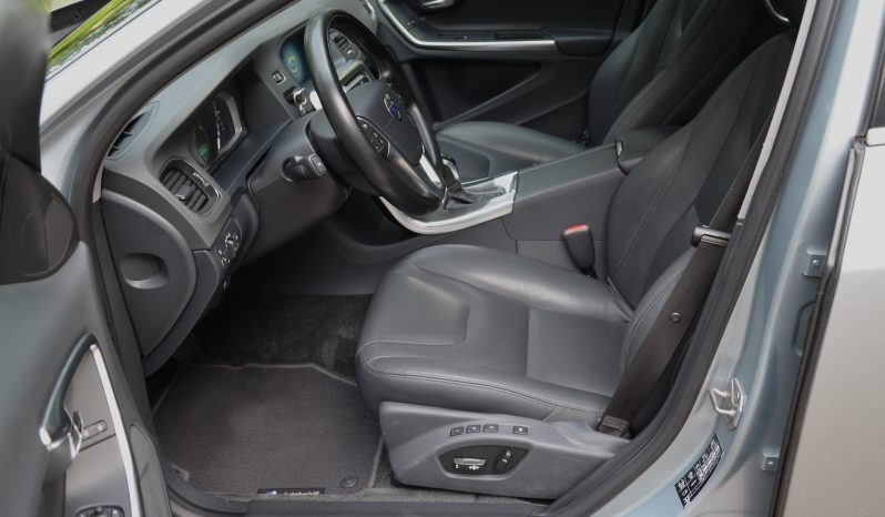 Tikko ievests. 2014. Gada modelis. Volvo. V60 Plug-In Hybrid Summum. 2.4D6 (158kw -215z/s diesel + 50Kw-68z/s Electro= 283z/s) Awd pilnpiedziņa. full