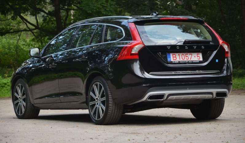 Tikko ievests. 2014. Gada modelis. Volvo. V60 Plug-In Hybrid Summum. 2.4D6 (158kw -215z/s diesel + 50Kw-68z/s Electro= 283z/s) Awd pilnpiedziņa. full