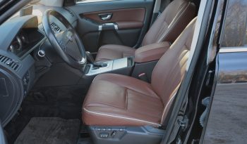 Tikko ievests. Volvo Xc90 Summum 2.4D5 (147Kw-200 Z/s) Dīzelis 7-Vietas Awd (4×4) ar automātisko ātrumkārbu. Krāsa-Ember Black Metallic . full