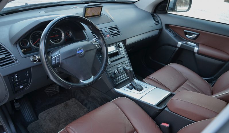 Tikko ievests. Volvo Xc90 Summum 2.4D5 (147Kw-200 Z/s) Dīzelis 7-Vietas Awd (4×4) ar automātisko ātrumkārbu. Krāsa-Ember Black Metallic . full