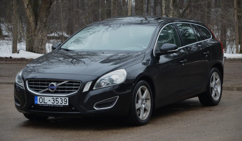 Tikko ievests. Volvo. V60 4×4 AWD  Summum. 2.4D5 (158kw -215z/s) Dīzelis ar automatisko ātrumkārbu.   full