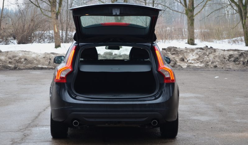 Tikko ievests. Volvo. V60 4×4 AWD  Summum. 2.4D5 (158kw -215z/s) Dīzelis ar automatisko ātrumkārbu.   full