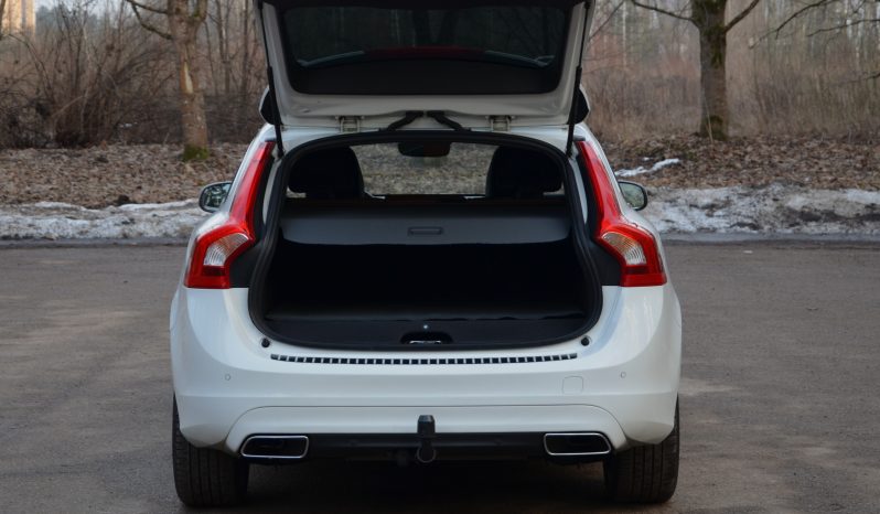 Tikko ievests 2016. Gada modelis. Volvo. V60 Plug-In Hybrid Summum. 2.4D6 (162kw -220z/s diesel + 50Kw-68z/s Electro= 288z/s) Awd pilnpiedziņa. full