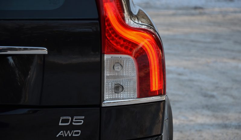 Tikko ievests. Volvo Xc90 Summum 2.4D5 (147Kw-200 Z/s) Dīzelis 7-Vietas Awd (4×4) ar automātisko ātrumkārbu. Krāsa-Ember Black Metallic . full
