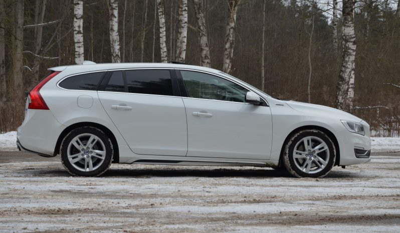 Tikko ievests. 2014. Gada modelis. Volvo. V60 Plug-In Hybrid Summum. 2.4D6 (158kw -215z/s diesel + 50Kw-68z/s Electro= 283z/s) Awd pilnpiedziņa. Krāsa Baltā pērle. full