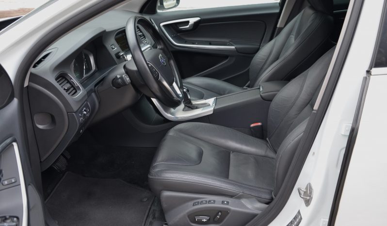 Tikko ievests. 2014. Gada modelis. Volvo. V60 Plug-In Hybrid Summum. 2.4D6 (158kw -215z/s diesel + 50Kw-68z/s Electro= 283z/s) Awd pilnpiedziņa. Krāsa Baltā pērle. full