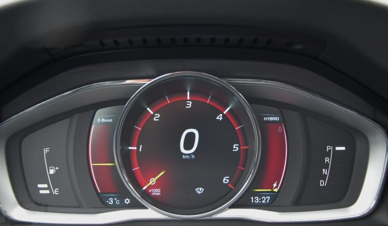 Tikko ievests. 2014. Gada modelis. Volvo. V60 Plug-In Hybrid Summum. 2.4D6 (158kw -215z/s diesel + 50Kw-68z/s Electro= 283z/s) Awd pilnpiedziņa. Krāsa Baltā pērle. full