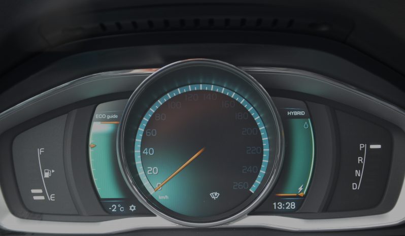 Tikko ievests. 2014. Gada modelis. Volvo. V60 Plug-In Hybrid Summum. 2.4D6 (158kw -215z/s diesel + 50Kw-68z/s Electro= 283z/s) Awd pilnpiedziņa. Krāsa Baltā pērle. full