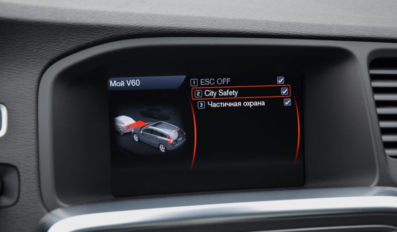 Tikko ievests. 2014. Gada modelis. Volvo. V60 Plug-In Hybrid Summum. 2.4D6 (158kw -215z/s diesel + 50Kw-68z/s Electro= 283z/s) Awd pilnpiedziņa. Krāsa Baltā pērle. full