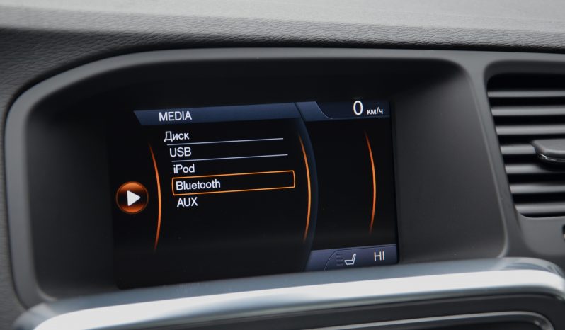 Tikko ievests. 2014. Gada modelis. Volvo. V60 Plug-In Hybrid Summum. 2.4D6 (158kw -215z/s diesel + 50Kw-68z/s Electro= 283z/s) Awd pilnpiedziņa. Krāsa Baltā pērle. full