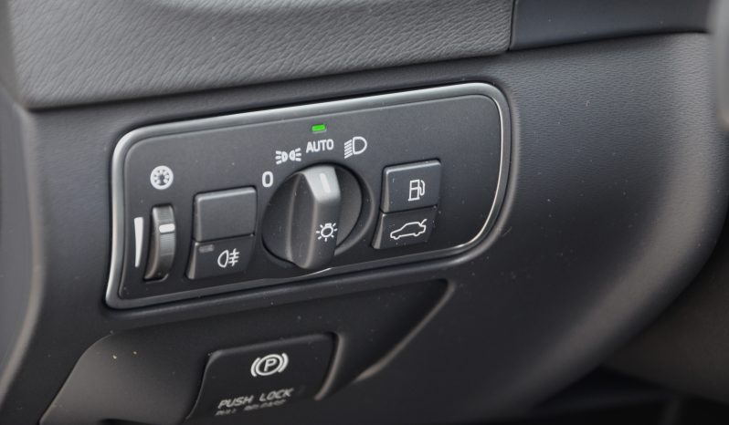 Tikko ievests. 2014. Gada modelis. Volvo. V60 Plug-In Hybrid Summum. 2.4D6 (158kw -215z/s diesel + 50Kw-68z/s Electro= 283z/s) Awd pilnpiedziņa. Krāsa Baltā pērle. full