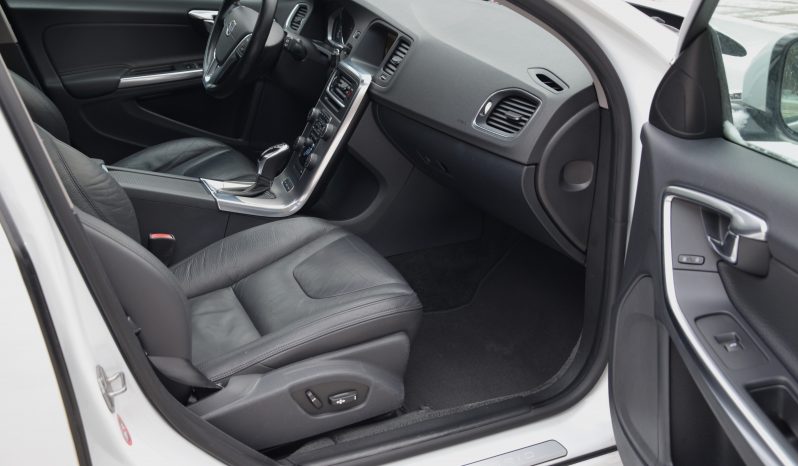 Tikko ievests. 2014. Gada modelis. Volvo. V60 Plug-In Hybrid Summum. 2.4D6 (158kw -215z/s diesel + 50Kw-68z/s Electro= 283z/s) Awd pilnpiedziņa. Krāsa Baltā pērle. full