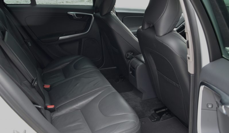 Tikko ievests. 2014. Gada modelis. Volvo. V60 Plug-In Hybrid Summum. 2.4D6 (158kw -215z/s diesel + 50Kw-68z/s Electro= 283z/s) Awd pilnpiedziņa. Krāsa Baltā pērle. full