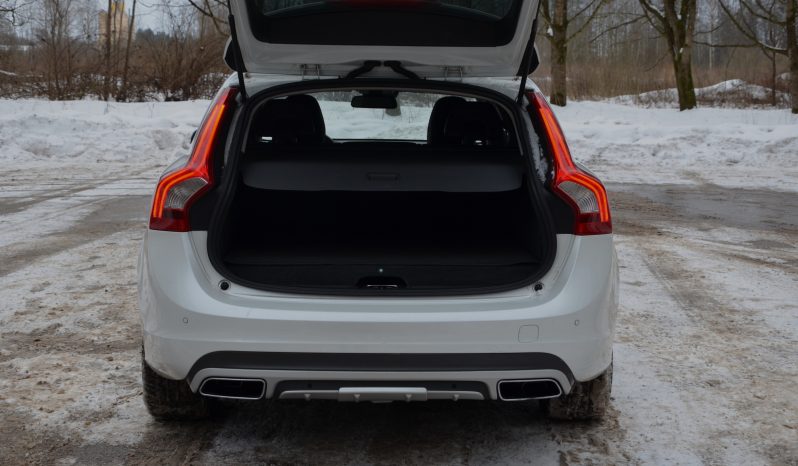Tikko ievests. 2014. Gada modelis. Volvo. V60 Plug-In Hybrid Summum. 2.4D6 (158kw -215z/s diesel + 50Kw-68z/s Electro= 283z/s) Awd pilnpiedziņa. Krāsa Baltā pērle. full