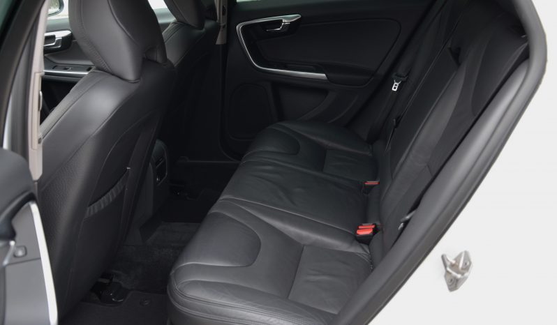 Tikko ievests. 2014. Gada modelis. Volvo. V60 Plug-In Hybrid Summum. 2.4D6 (158kw -215z/s diesel + 50Kw-68z/s Electro= 283z/s) Awd pilnpiedziņa. Krāsa Baltā pērle. full