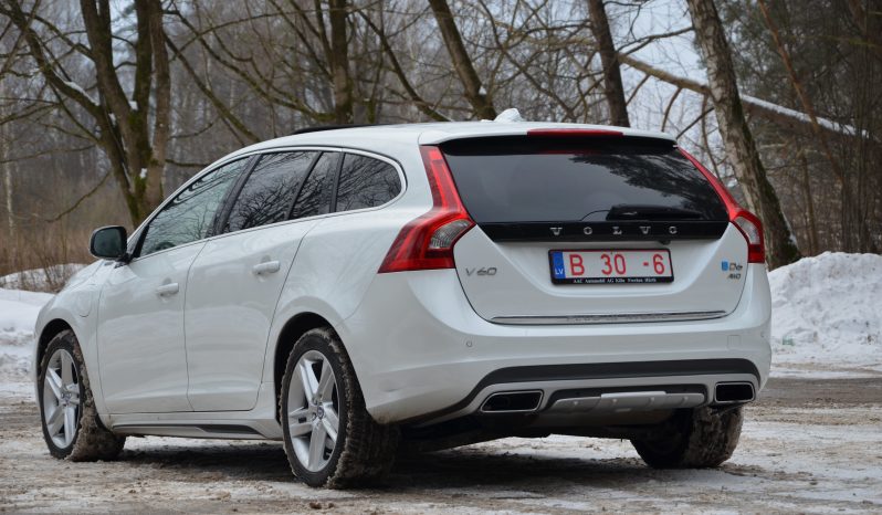 Tikko ievests. 2014. Gada modelis. Volvo. V60 Plug-In Hybrid Summum. 2.4D6 (158kw -215z/s diesel + 50Kw-68z/s Electro= 283z/s) Awd pilnpiedziņa. Krāsa Baltā pērle. full