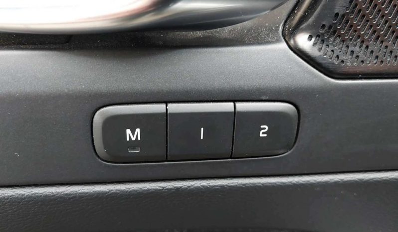 Drīzumā-Volvo XC40 “R Design”  4×4 AWD full
