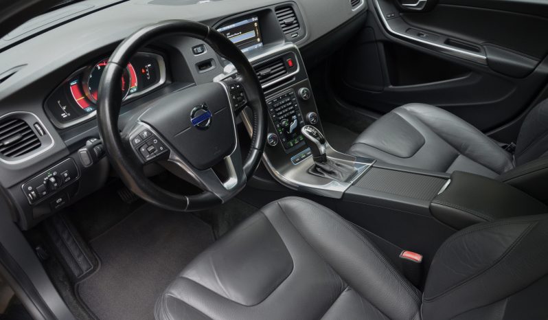Tikko ievests. 2014. gada modelis. Volvo. V60 Plug-In Hybrid Summum. 2.4D6 (158kw -215z/s diesel + 50Kw-68z/s Electro= 283z/s) Awd pilnpiedziņa . full