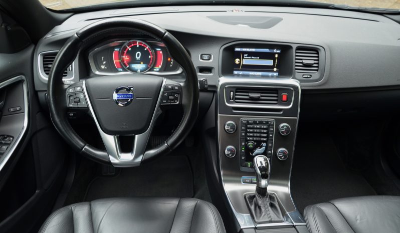 Tikko ievests. 2014. gada modelis. Volvo. V60 Plug-In Hybrid Summum. 2.4D6 (158kw -215z/s diesel + 50Kw-68z/s Electro= 283z/s) Awd pilnpiedziņa . full