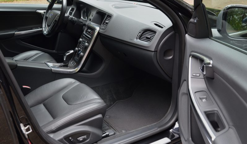 Tikko ievests. 2014. gada modelis. Volvo. V60 Plug-In Hybrid Summum. 2.4D6 (158kw -215z/s diesel + 50Kw-68z/s Electro= 283z/s) Awd pilnpiedziņa . full